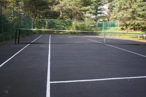 Tenis a/nebo squash v ubytování Andante Gîte Bed and Breakfast nebo okolí