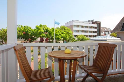 einen Tisch und zwei Stühle auf dem Balkon in der Unterkunft Villa Gudrun in Westerland