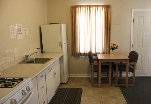 Kuchyň nebo kuchyňský kout v ubytování Boundary Motel