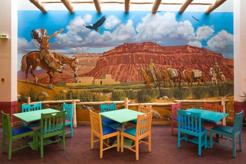 En restaurant eller et andet spisested på Disney Hotel Santa Fe