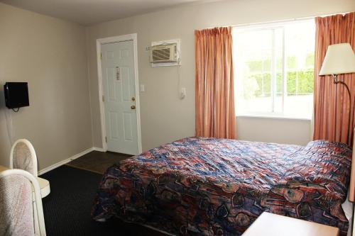 En eller flere senge i et værelse på Boundary Motel