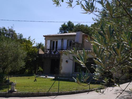 a house with a fence in front of it at Le Paradis de Clarisse in Trets