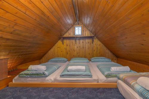 Postelja oz. postelje v sobi nastanitve Chalet Resa - Velika planina
