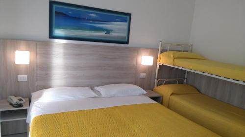 Tempat tidur dalam kamar di Hotel Monti