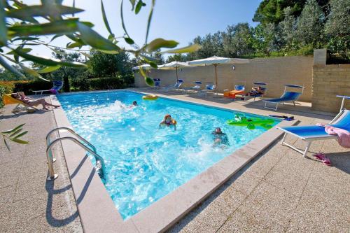 un gruppo di persone che nuotano in piscina di Agriturismo Podere Zollaio a Vinci