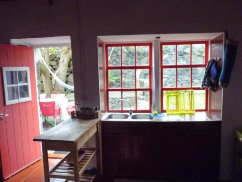 cocina con fregadero y ventana en Casa da Lagoa AL 416 en Fajã da Caldeira de Santo Cristo