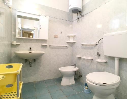 マリーナ・ディ・マンカヴェルサにあるAppartamento Patriziaのバスルーム(白いトイレ、シンク付)