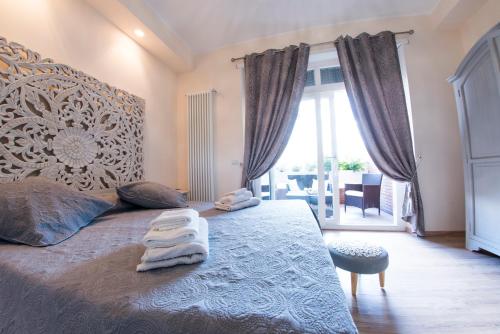 a bedroom with a large bed with towels on it at Romantic House in Rome