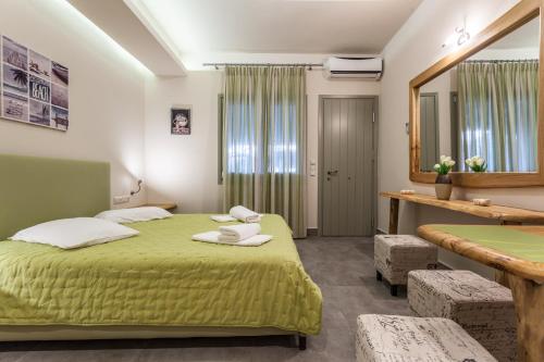 sypialnia z 2 łóżkami i lustrem w obiekcie Argyroyla Damouchari Studios w mieście Damouchari