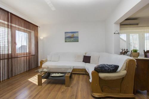 卡斯泰拉的住宿－Barun apartments Kastela，客厅配有沙发和桌子