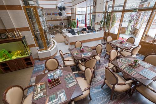 モスクワにあるОтель "Везендорф"のテーブルと椅子が備わるレストランのオーバーヘッドビュー