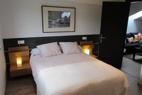 A bed or beds in a room at Apartamentos El Regueirin 2