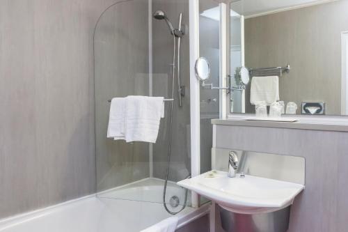y baño con lavabo y ducha. en Logis Hôtel Le Mas De Jossyl, en La Roque-d'Anthéron