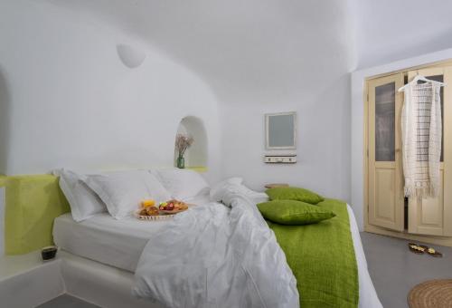 sala de estar con sofá blanco y manta verde en Calliope's Villa with jacuzzi, en Pirgos