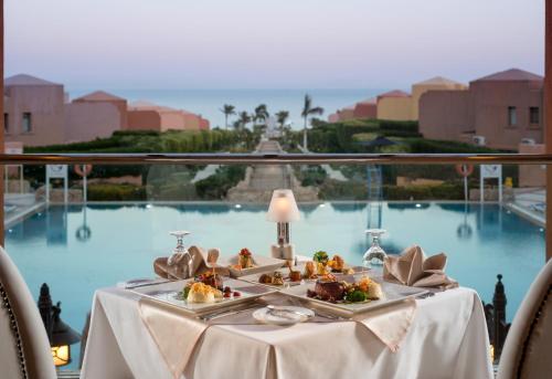 Bazén v ubytování Cancun Sokhna Resort & Villas nebo v jeho okolí