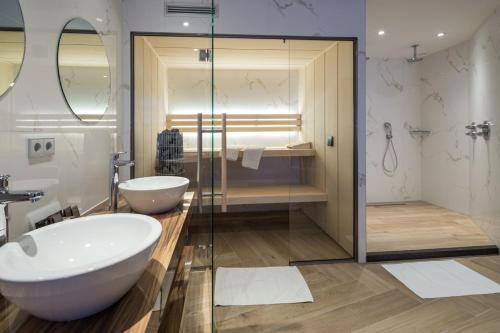 Bathroom sa Van der Valk Hotel Wieringermeer