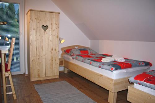 Ένα ή περισσότερα κρεβάτια σε δωμάτιο στο Apartments and rooms Cerkovnik