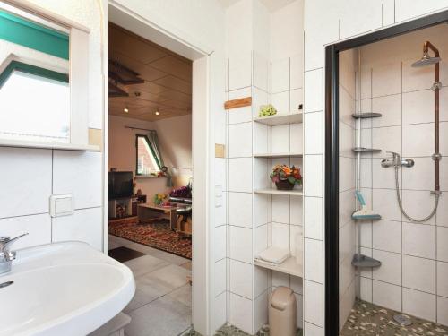 y baño con lavabo blanco y ducha. en Holiday Home in H ttenrode with private terrace, en Hüttenrode