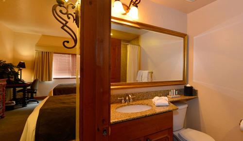 baño con lavabo y espejo grande en Zermatt Utah Resort & Spa Trademark Collection by Wyndham en Midway