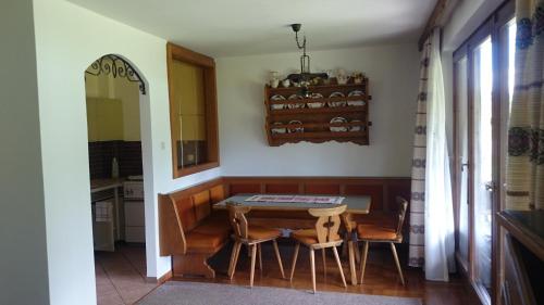 ein Esszimmer mit einem Tisch und 2 Stühlen in der Unterkunft Seebungalows Wedenig direkt am See in Krumpendorf am Wörthersee