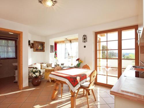 cocina y sala de estar con mesa y sillas en Flat near the ski area in Urberg, en Urberg