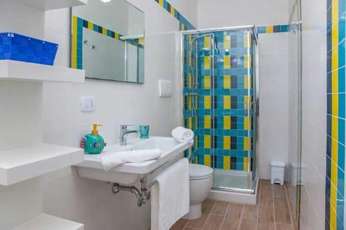 uma casa de banho com um lavatório, um chuveiro e um WC. em Blu d'aMare B&B em Porto Cesareo