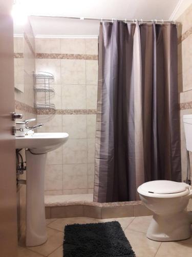 Bilik mandi di Anesi Rooms To Rent