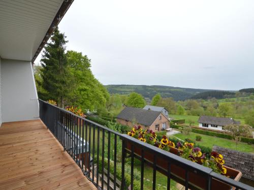 einen Balkon mit Blick auf ein Haus in der Unterkunft Modish Holiday Home in Waimes with Sauna in Weismes