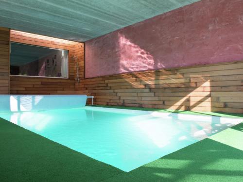 ストゥモンにあるSpacious house in Moulin du Ruy with sauna and indoor poolのレンガの壁の客室内のスイミングプール