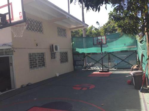 a basketball court with a gate and a basketball hoop at Cabañas Colindas in Panama City