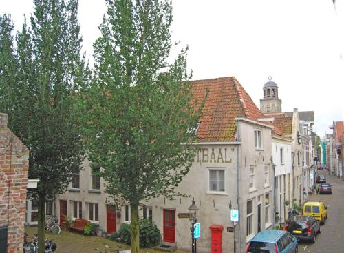 a city street with a building with a clock tower at Hotel de Vischpoorte, centrum Deventer en aan de IJssel in Deventer