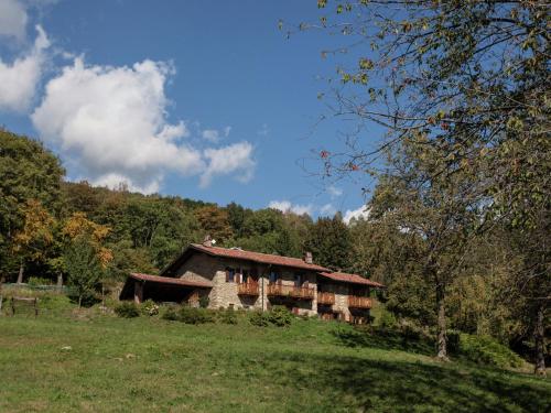 una casa vieja en medio de un campo en Belvilla by OYO Cascina Paola, en Netro