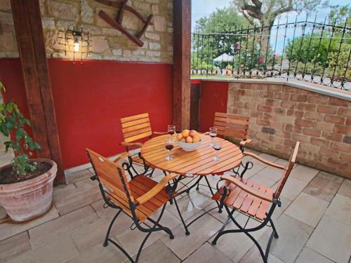 Un balcón o terraza de Family Cottage in Cagli with Pool