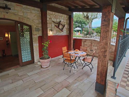 Un balcón o terraza de Family Cottage in Cagli with Pool
