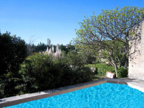 einen Pool im Hof eines Hauses in der Unterkunft Charming holiday home with private pool in Cavaillon