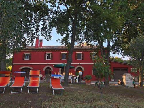 SerrungarinaにあるBelvilla by OYO Casa Lellaの赤い家