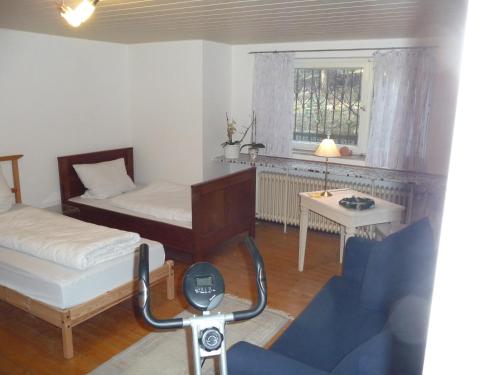 una camera con due letti e un tavolo e una finestra di Apartment Holm Seppensen in der Nordheide a Buchholz in der Nordheide