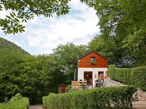 una pequeña casa en medio de un bosque en Cottage with a terrace and a view of the valley, en Aywaille