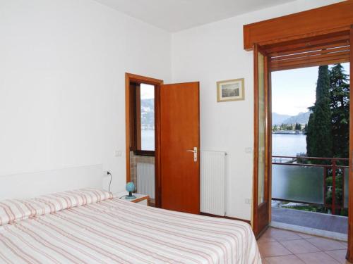 Tempat tidur dalam kamar di Spacious Apartment in Menaggio with Terrace