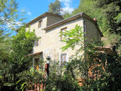 una vecchia casa di mattoni con un camino sopra di Belvilla by OYO Conca oro a Marliana