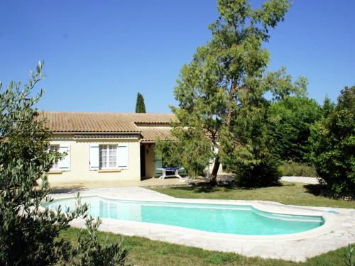 Plan-dʼOrgonにあるBungalow with pool ideally located in Provenceの家庭のスイミングプール