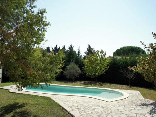 Plan-dʼOrgonにあるBungalow with pool ideally located in Provenceの木の植わる庭の小さなスイミングプール
