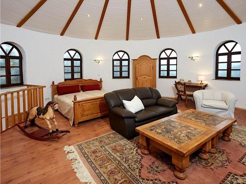 1 dormitorio con cama, sofá y mesa en Cosy Holiday Home in Strotzb sch with Sauna en Strotzbüsch