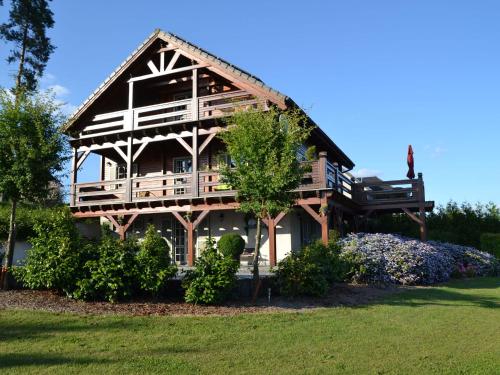 デュルビュイにあるAffluent Chalet in Septon with bubble bathの大木造家屋