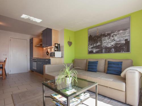 sala de estar con sofá y mesa en Cozy Apartment in Stoumont with Private Terrace, en Stoumont