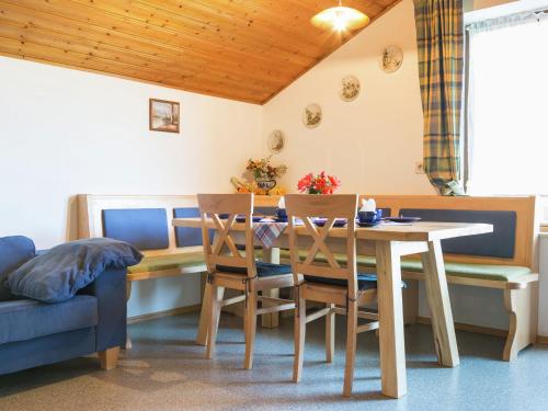 una sala da pranzo con tavolo e sedie di Apartment in Reitersau near the ski area a Steingaden