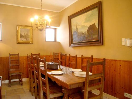 comedor con mesa de madera y sillas en The right wing of the castle of Roumont, en Roumont