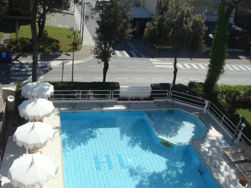 an overhead view of a swimming pool with umbrellas at Hotel Villa Luisa in Lignano Sabbiadoro