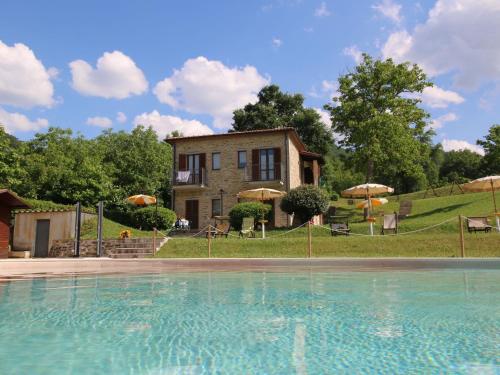 una casa con piscina frente a una casa en Belvilla by OYO Orzo, en Apecchio