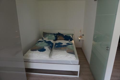 a small bed in a small room with at FeWo SeeLeben in Bodman-Ludwigshafen